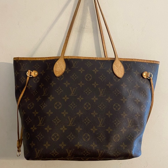 Louis Vuitton Handbags - Louis Vuitton Neverfull tote!